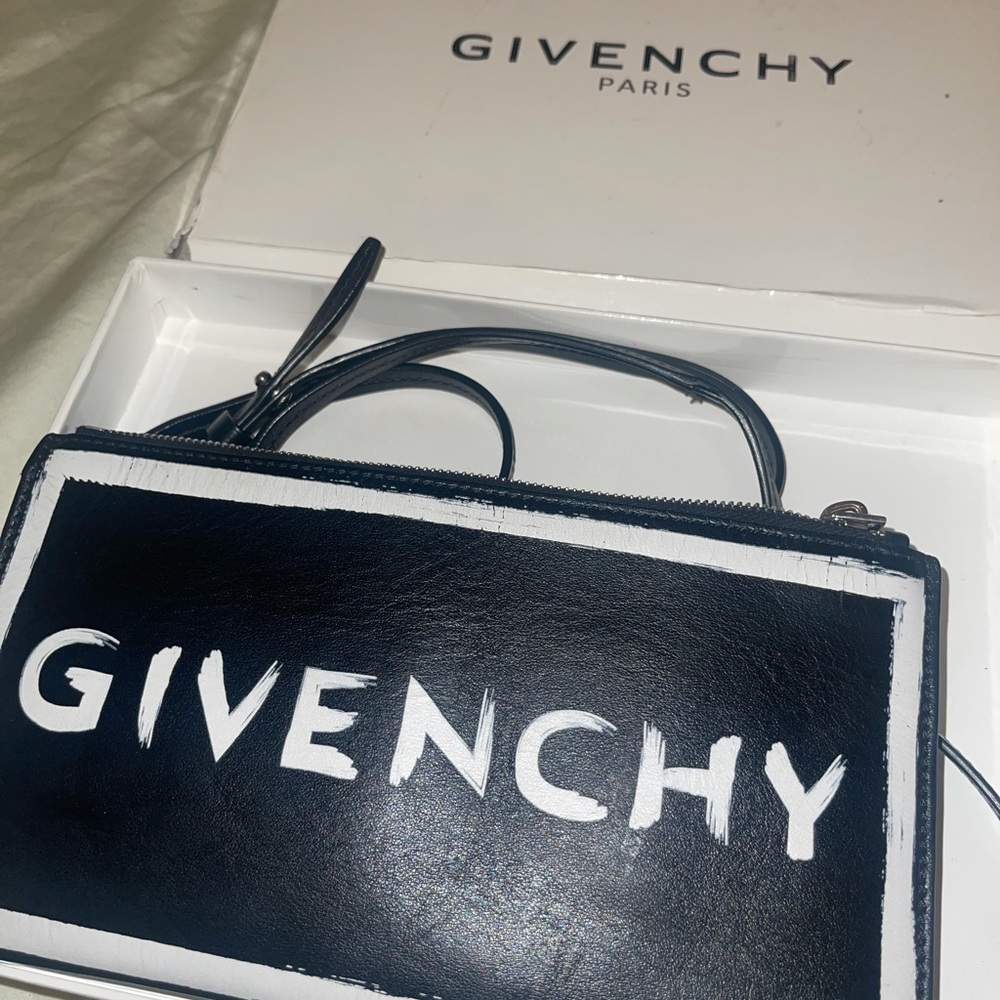 GIVENCHY Contrast Logo Clutch In Black